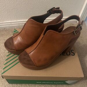 White Mountain Tan Leather Wedge Sandals